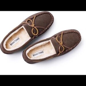 New in Box Minnetonka Men’s Chocolate Brown Slippers Size 12